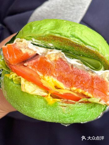 南京也有三文鱼汉堡了！目测得有个3cm厚！