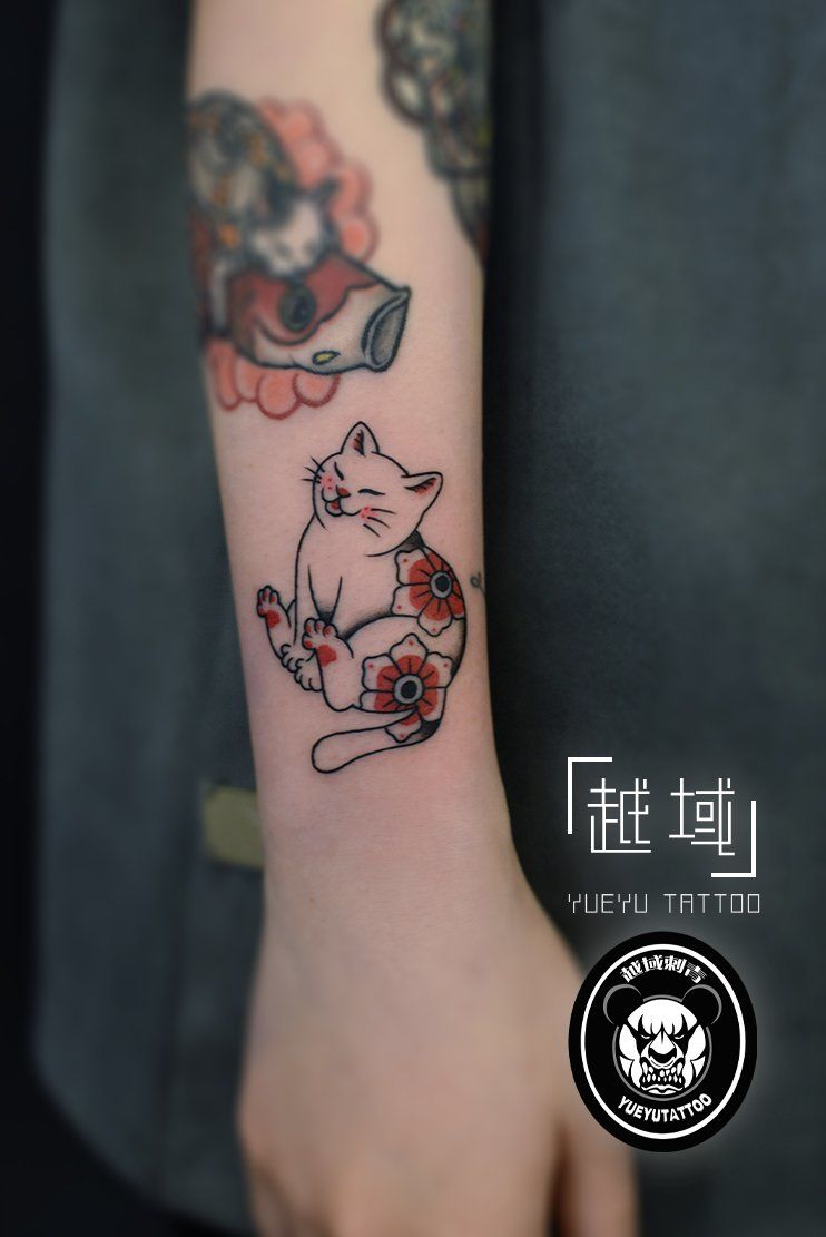 手臂猫咪纹身