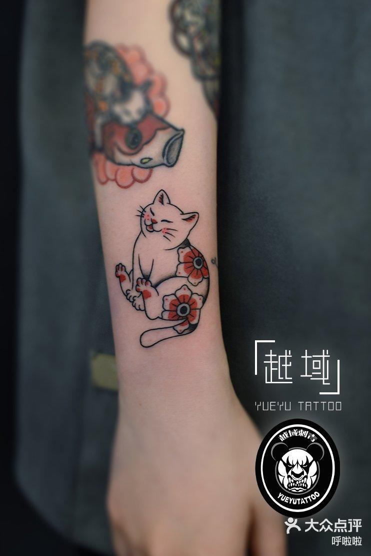 手臂猫咪纹身