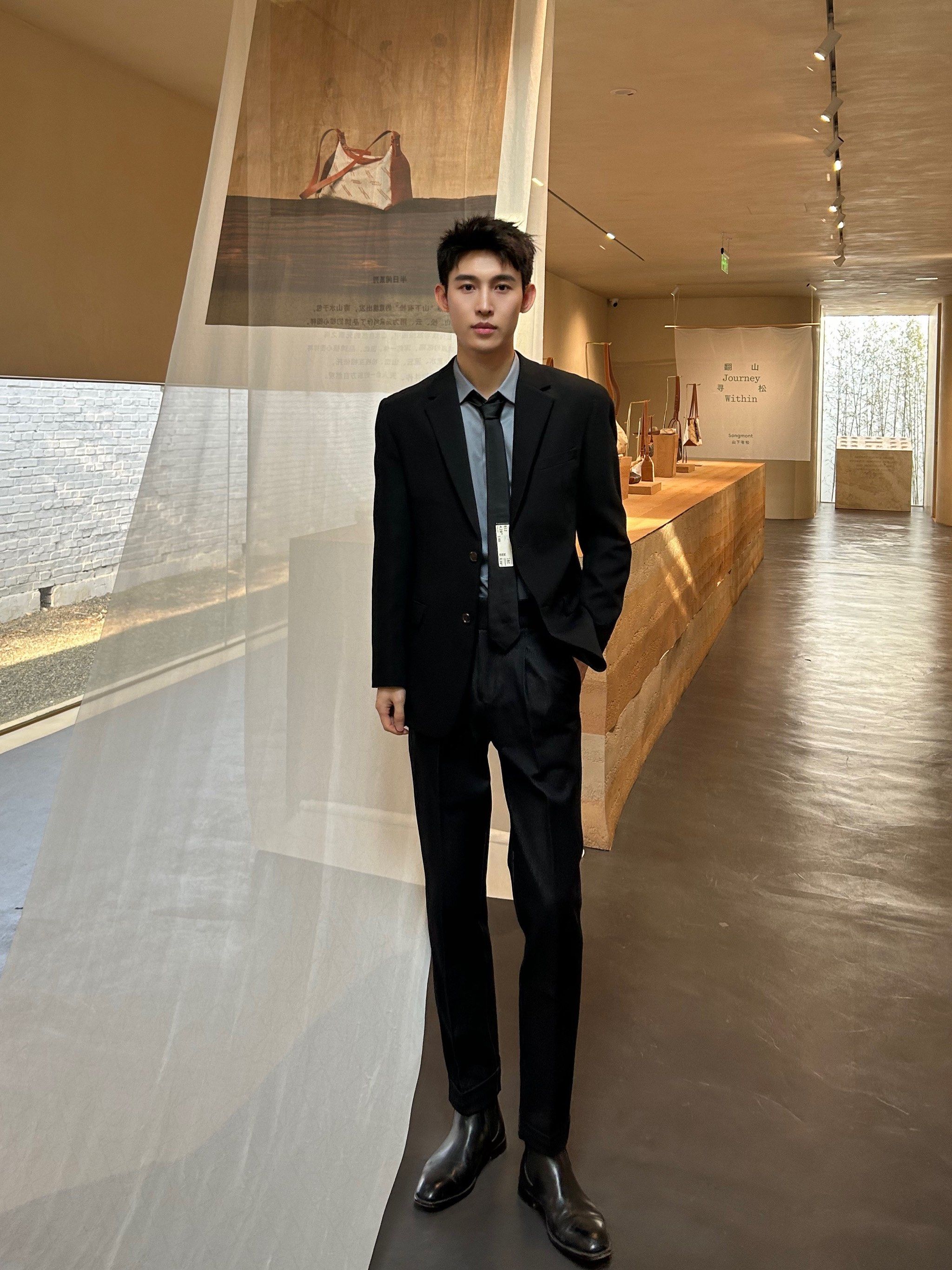 男大学生穿西装皮鞋逛展偶遇朱一龙!