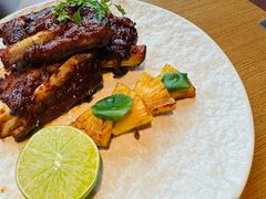 焦糖凤梨烤伊比利亚蜜汁黑猪肋排-FOOOO CITY CLUB 孚乐里音乐西餐酒吧(悠方店)