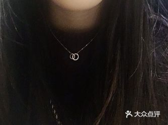 我目光停留过的款都要拿给我试,还把我一通夸