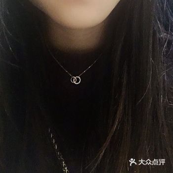 我目光停留过的款都要拿给我试，还把我一通夸