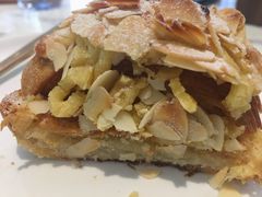 杏仁羊角可颂-WHEAT&BAKER-麥(凯德来福士店)