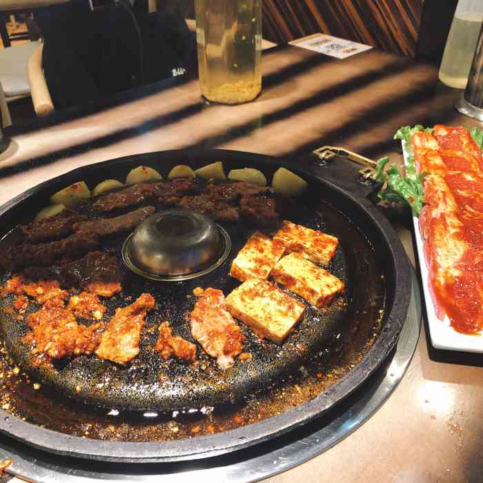 石棉一绝特色锅盖烤肉(金茂店)-"晚上服务员少,整个2楼就1个服务员