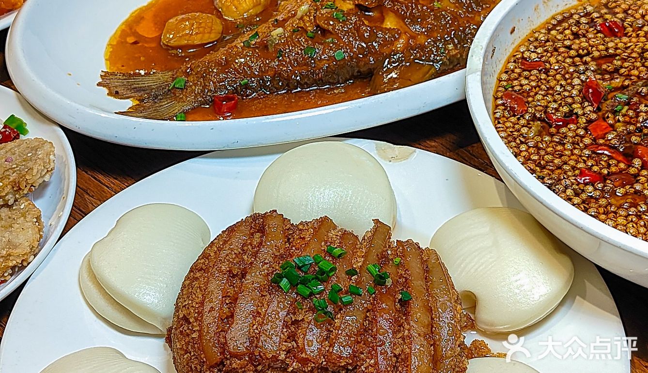 门头不起眼的湖北菜馆 是学生的校外食堂  