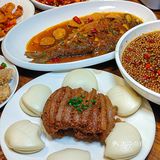 门头不起眼的湖北菜馆 是学生的校外食堂  