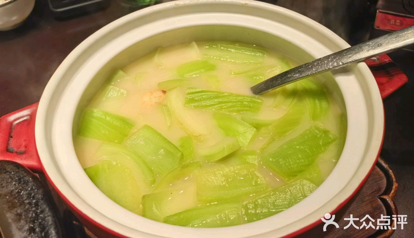 南昌地标性的建筑，旁边吃一顿饭足以。尖叫