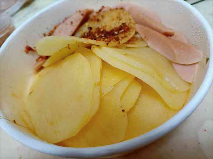 蔡娘娘洋芋片片(青羊万达店)-"店铺里的菜品放在桌上的,看着还是干净.