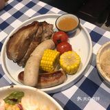 桌布是蓝白格子，高脚椅，空间挺敞亮的。一点点小复古