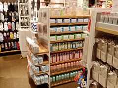 -名创优品(北京新中关购物中心地铁层店)