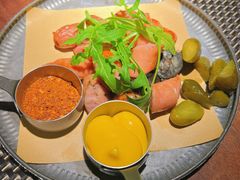 烤肠拼盘配酸黄瓜-West10 西拾·西餐厅·创意菜(未来科技城店)