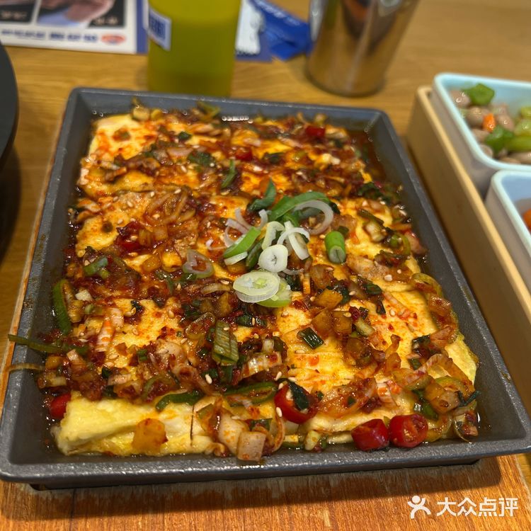 店内的小菜都是免费吃的，还可以续 干白菜脊骨火锅