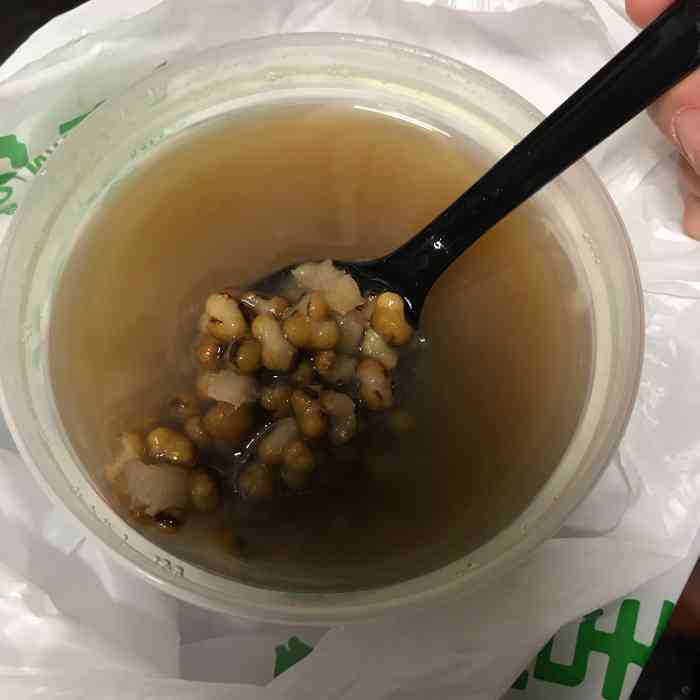 绿豆沙里面的马蹄颗粒让绿豆沙更爽口,打包的很严实,盒子和勺子质量都