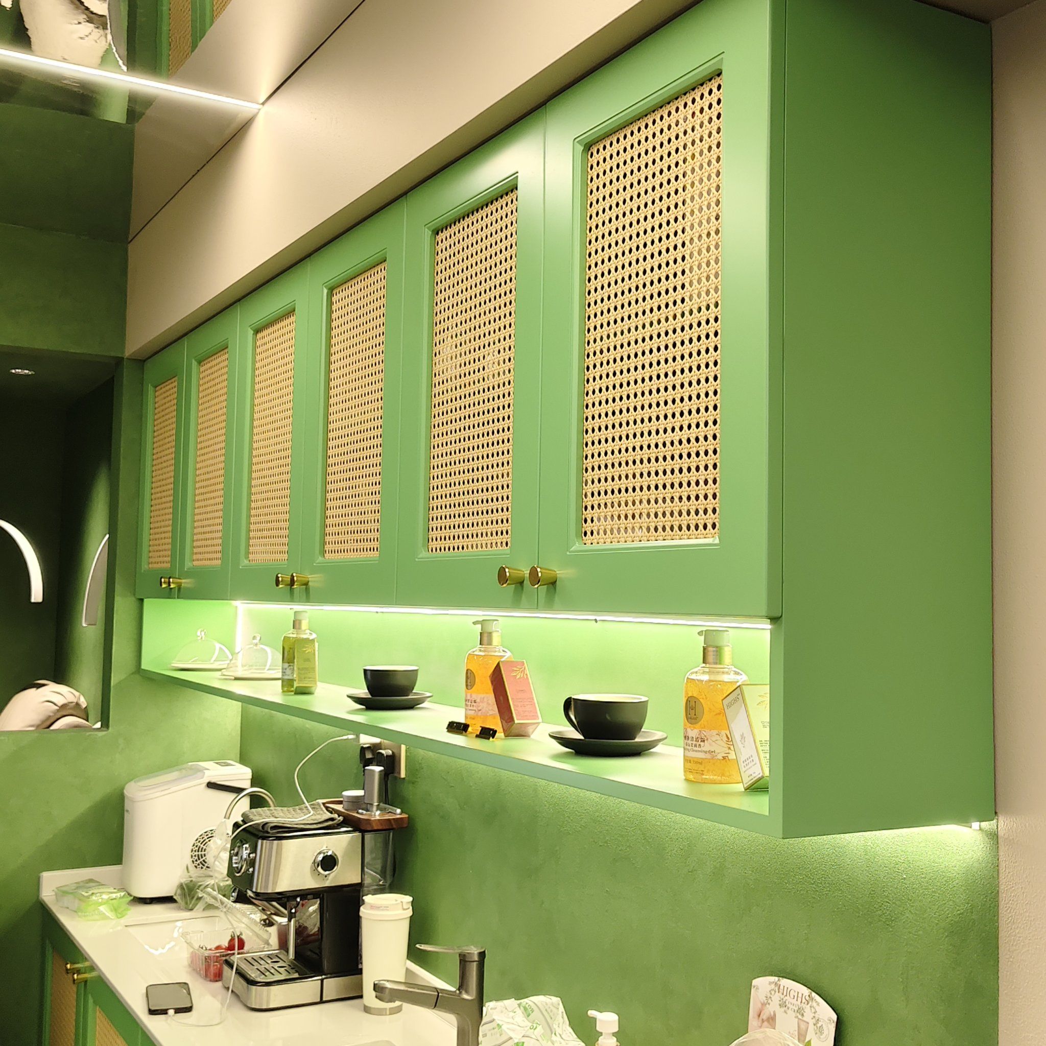 就在万象汇附近,需要做美甲的话要提前预约,环境很温馨是以绿色为主调