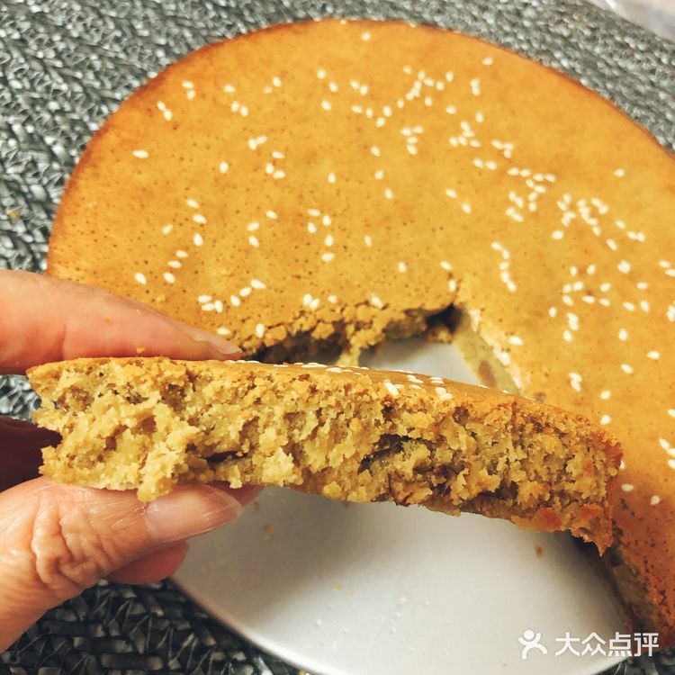 加入红糖搅拌 再加鸡蛋打发，这个很重要，我是手打