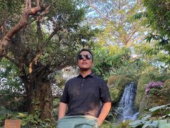 -Chom Cafe and Restaurant