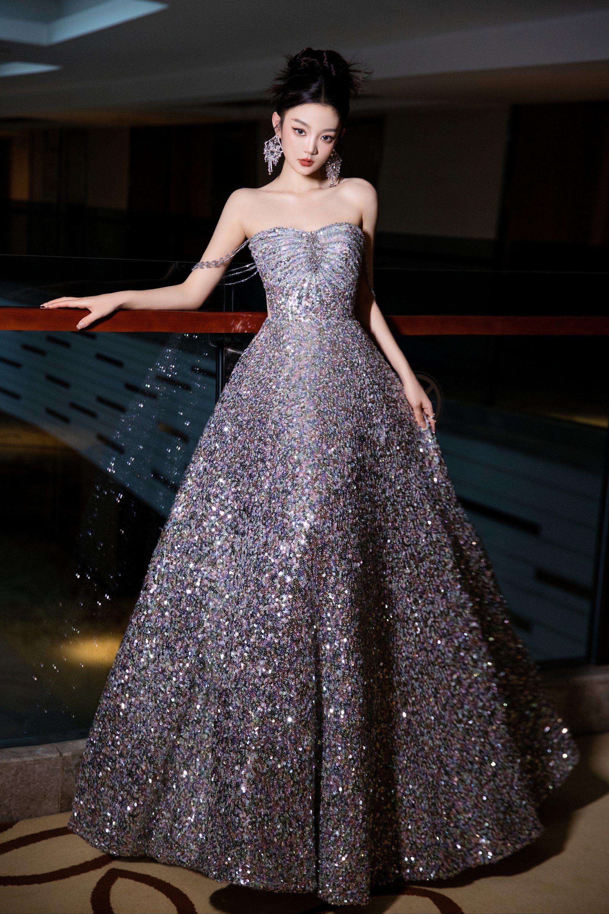 珠光裙摆随身形立体剪裁
抹胸设计与裹身裙尽显曲线
以无数钉珠