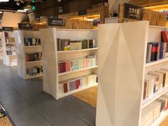 -新华里咖啡书吧(新华书店小寨店)