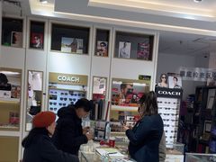 -美式眼镜·授权蔡司.依视路.尼康.豪雅.明月(人民广场店)