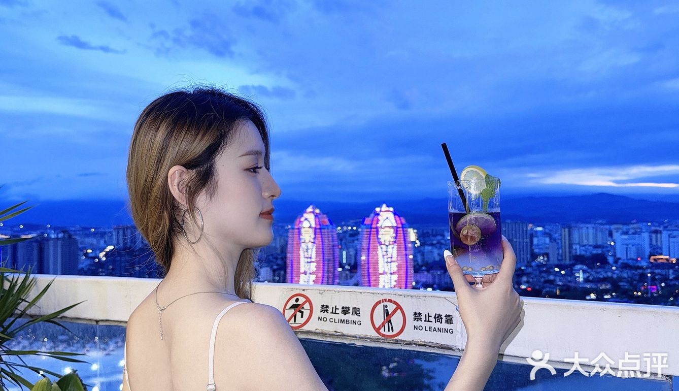 在版纳！这家高空江景餐厅太适合约会了吧🍴
