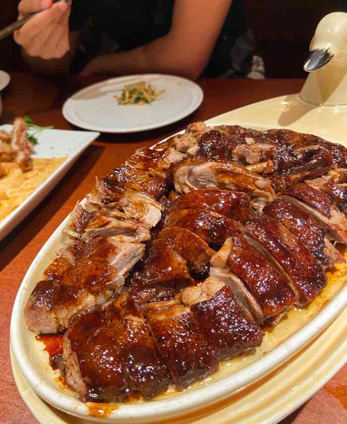 了好几个双份的菜,10多人上的一旁菜都不够分 ,肥肠不错,八府香鸭必点