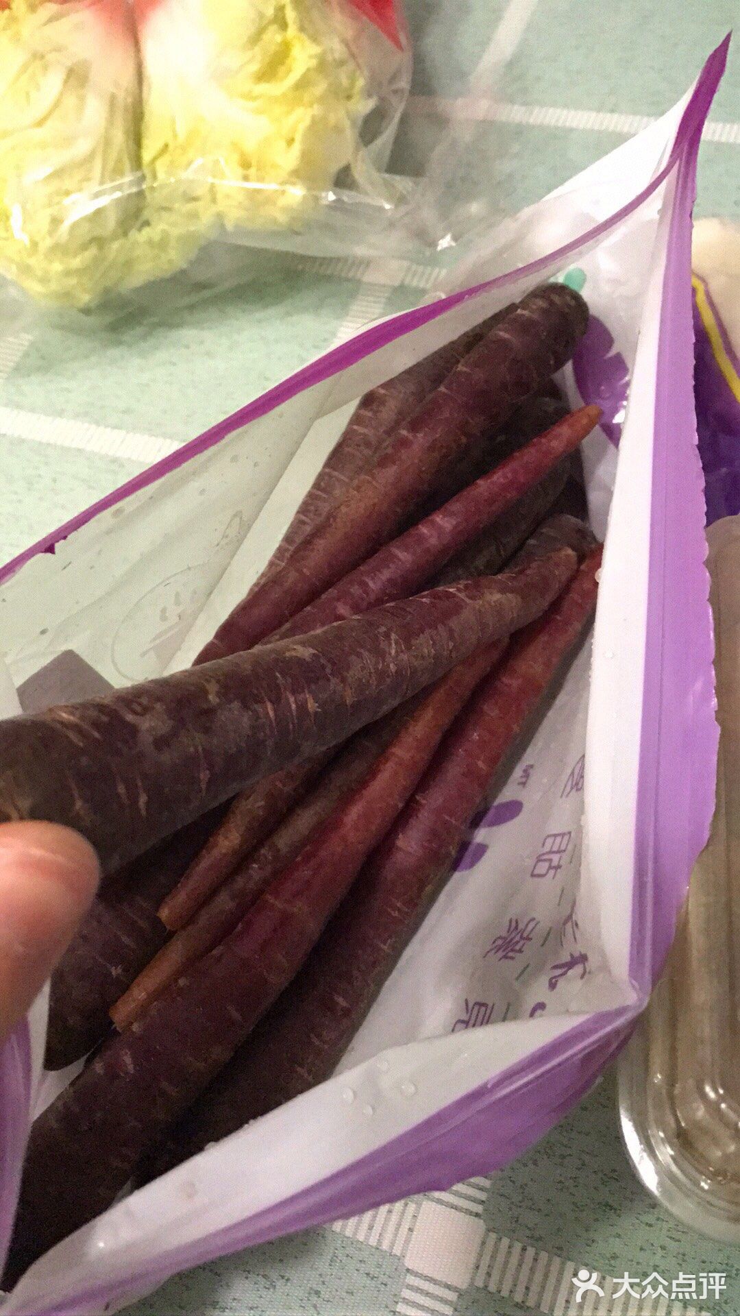 这个小土豆蒸熟后用油辣子凉拌吃特别赞，香辣软糯