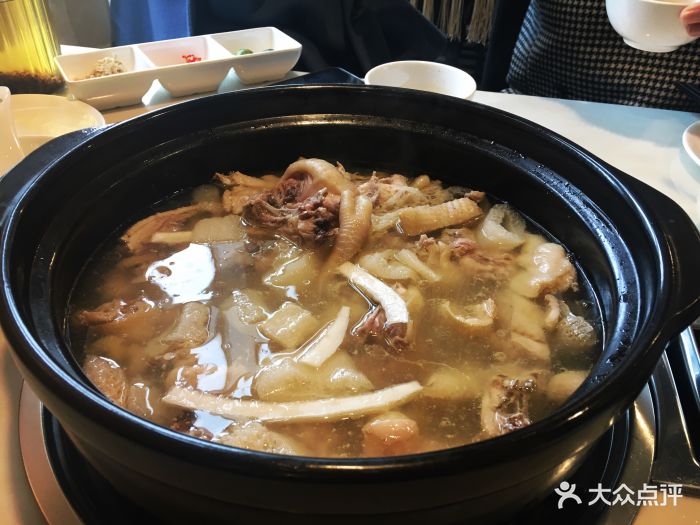 烹然四季椰子鸡火锅(高和萃东三环北路店)珍珠马蹄文昌鸡图片