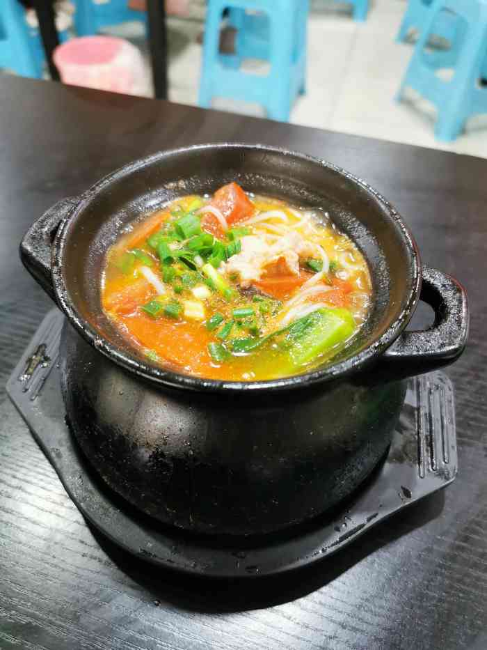 肥牛罐罐米线(肖家湾店)-"就在住家的对面,以前那排门面都是卖衣服的.