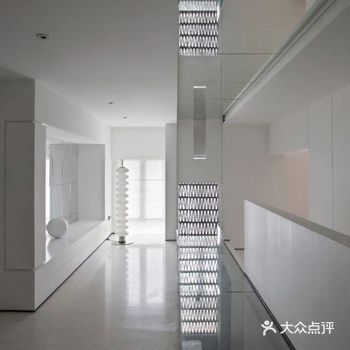 办公区一把把造型简单的透明座椅，保证了空间的流动性也保留了基