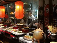 超级差的服务员，动也不动，態度超差，老板，拜托小心挑员工-领鲜活海鲜榴莲自助火锅(东门店)