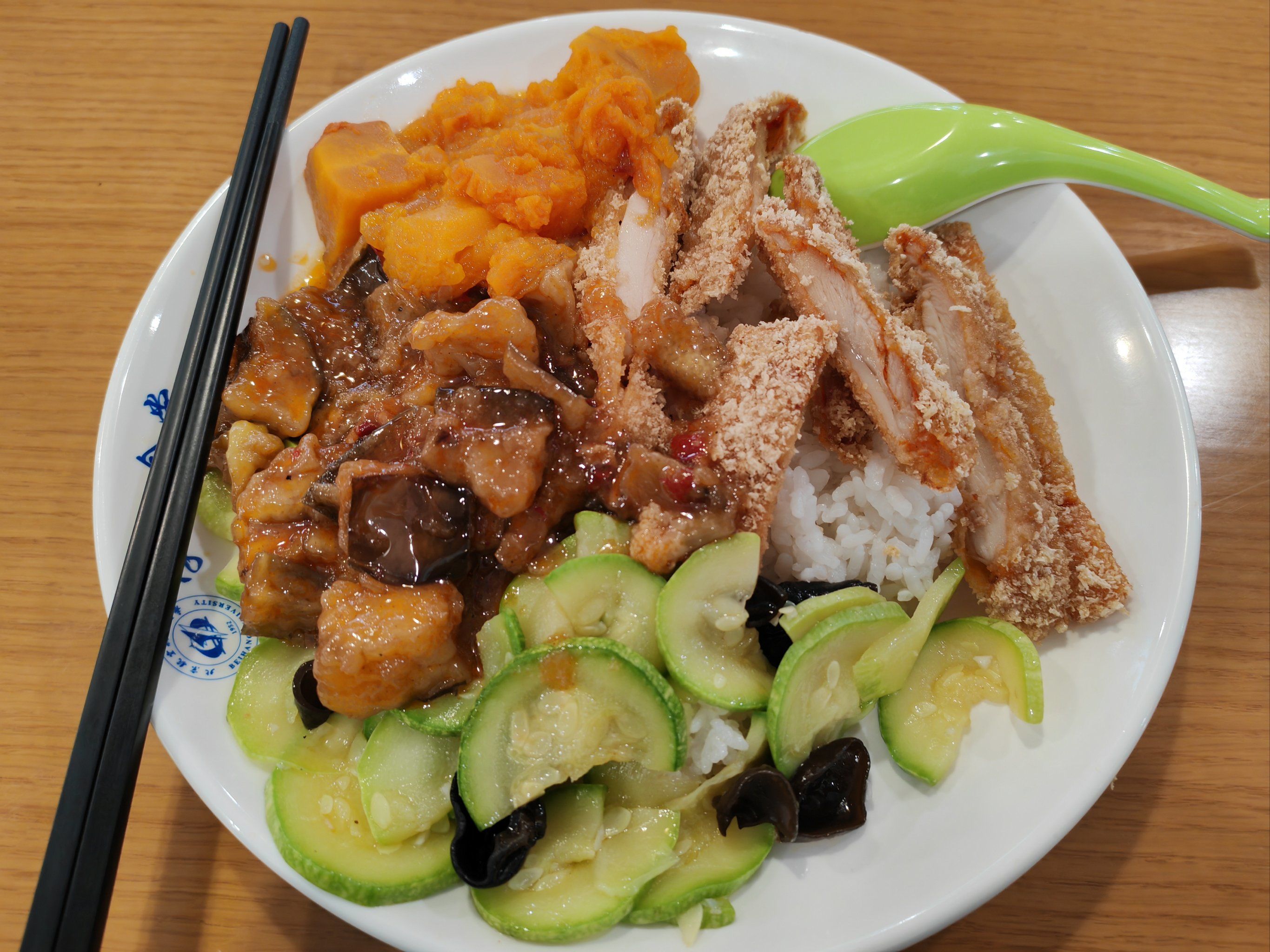 北航新北食堂一荤三素