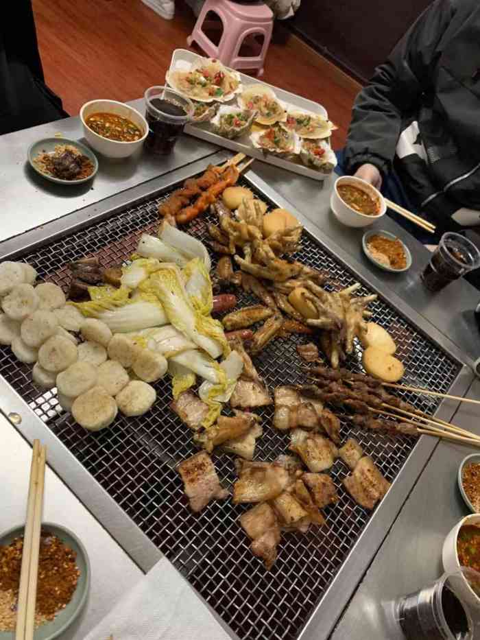 云南烧烤-"非常棒的一家烧烤店,矮脚小方桌和温暖的炭.