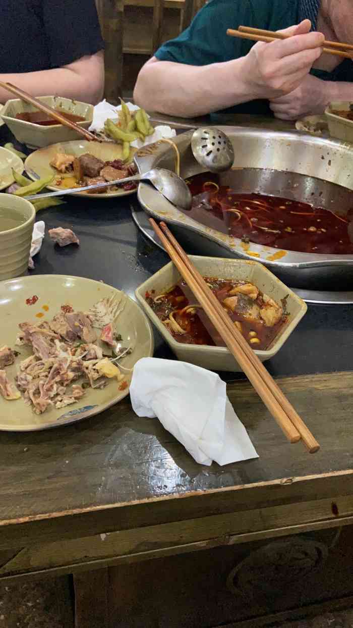 重庆露凝香老火锅-"第一次吃火火锅捞出一个烟头,真的想想都恶.