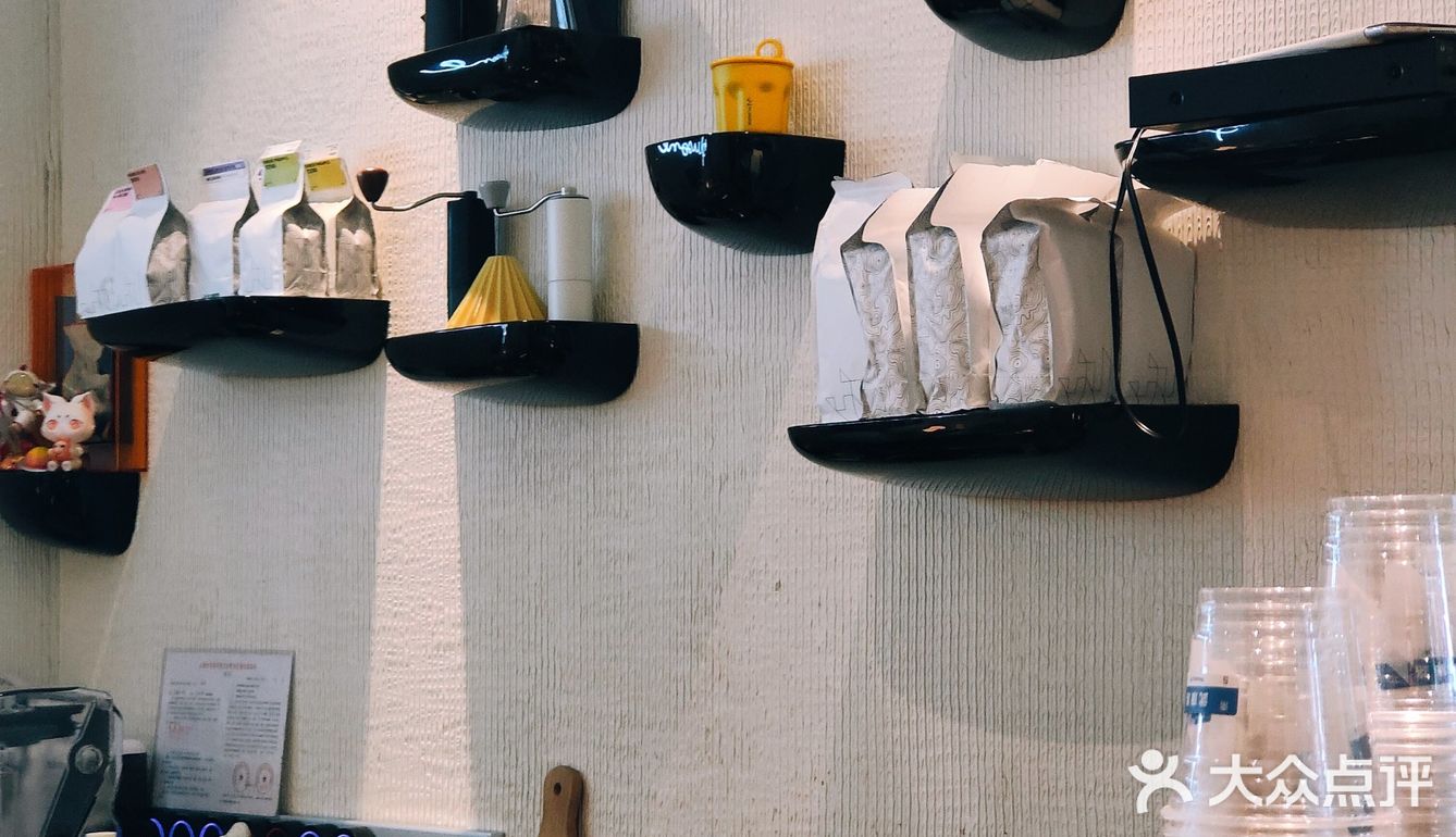 【咖啡测评】梧桐叶影子撒在咖啡上，武康路超好拍落地窗咖啡店