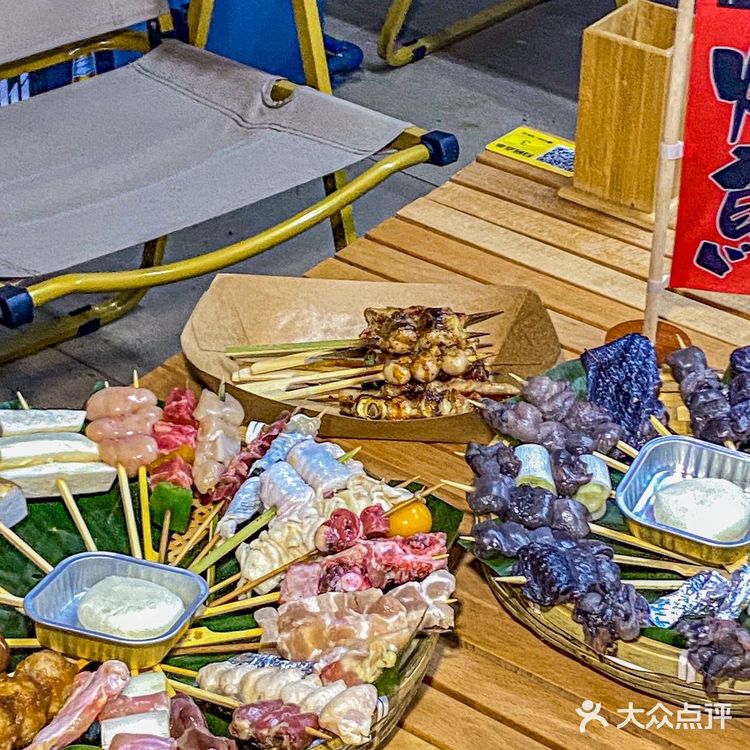 羡慕暨大的学生[流泪]学校后门的地摊烧鸟便宜又好吃！