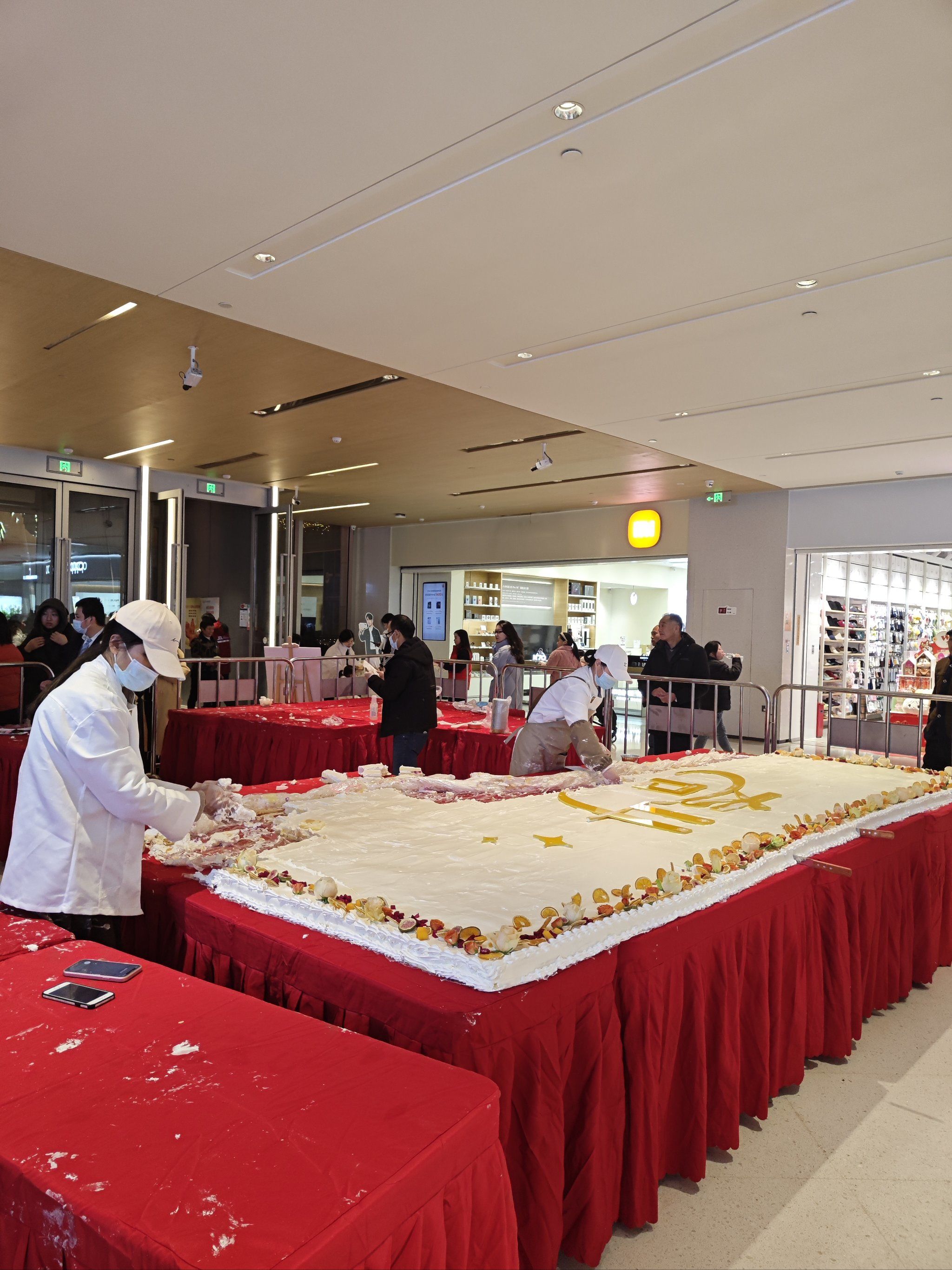 终于不馋别人了 我也吃上巨大蛋糕了