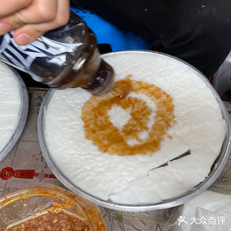 簸箕炊为粤西当地的特色小吃，风靡于茂名市的化州