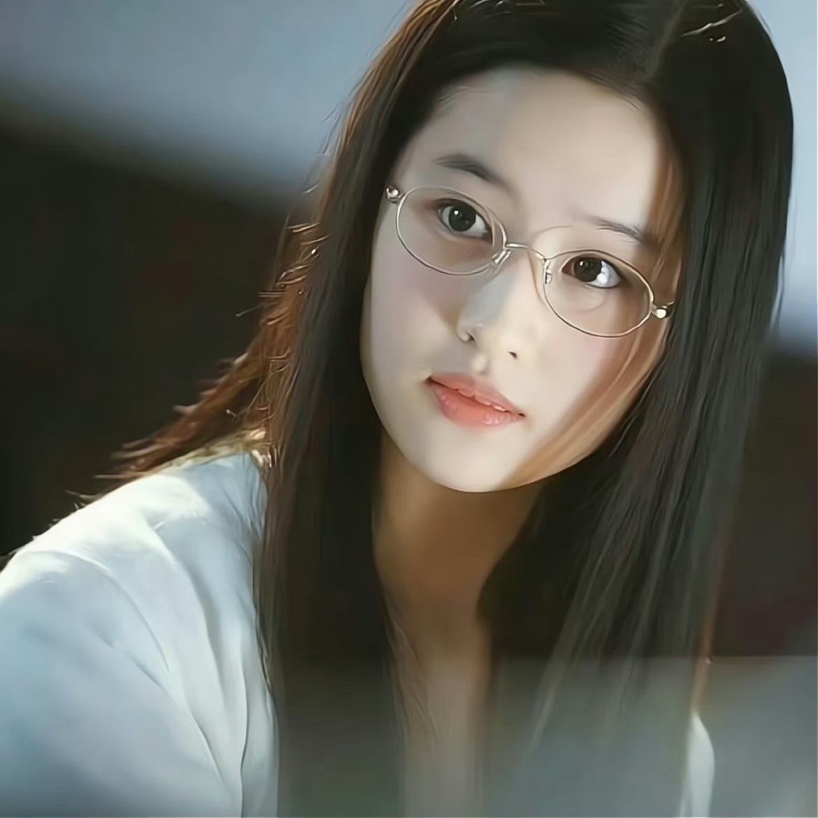 温柔长发戴眼镜的她