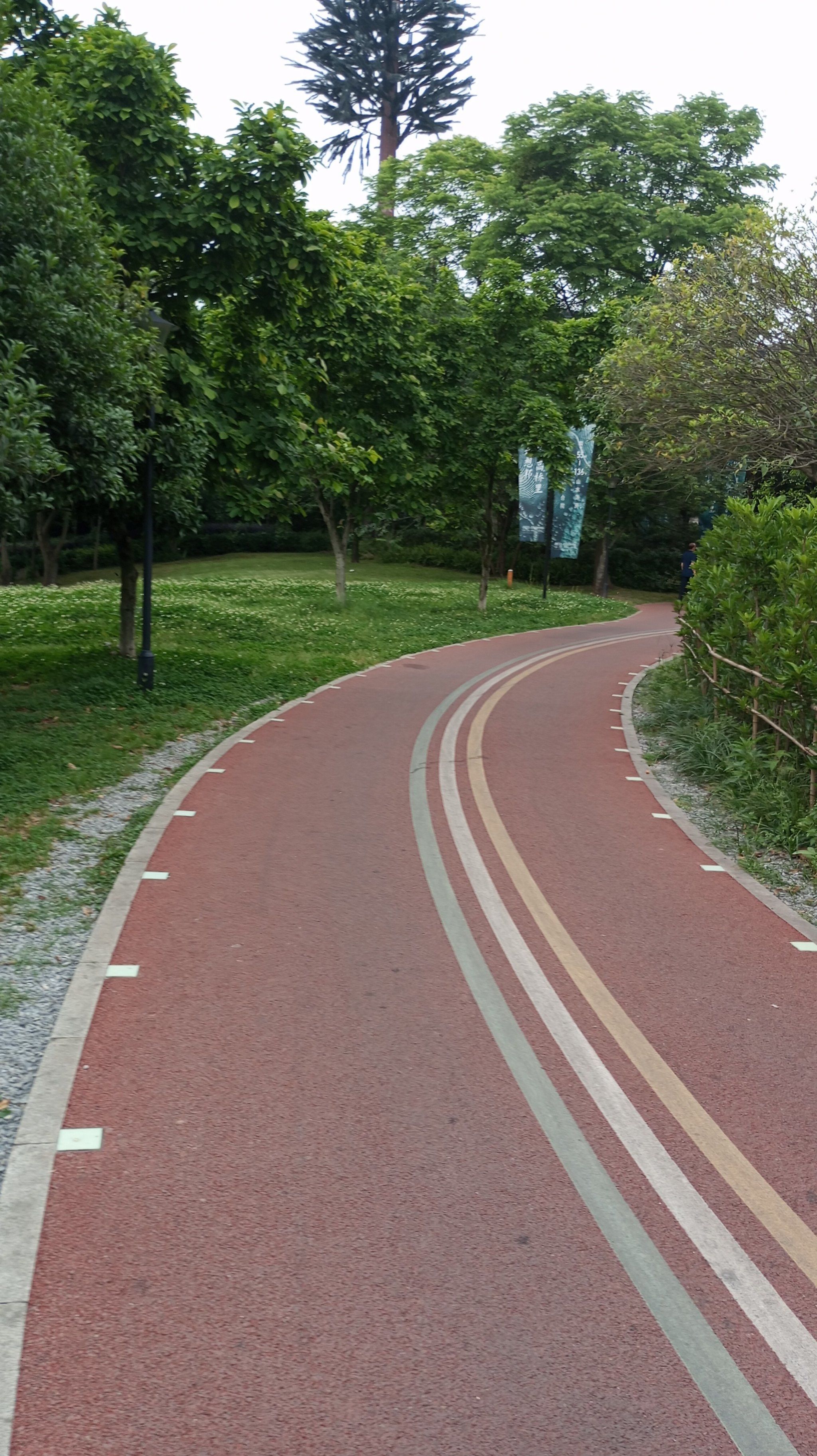 峨秀湖公园位于峨眉山市区,面积还是比较大,要逛很久