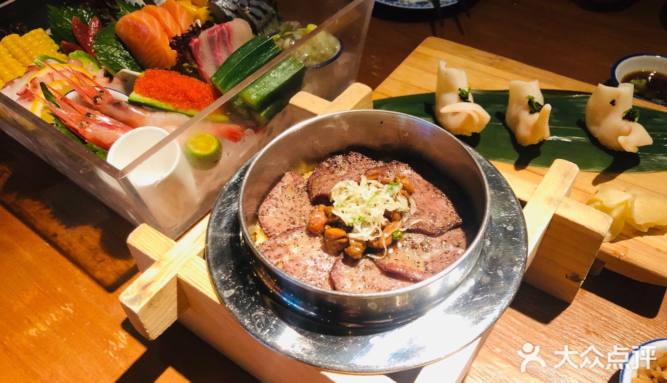 牛肉烧至五分熟抱着寿司，味道真的是绝配！