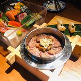 牛肉烧至五分熟抱着寿司，味道真的是绝配！