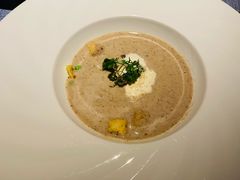 松茸蘑菇汤佐迷你蘑菇奶油蒜香面包丁-弦月窗LUNETTE BY AMANDA(复兴路店)