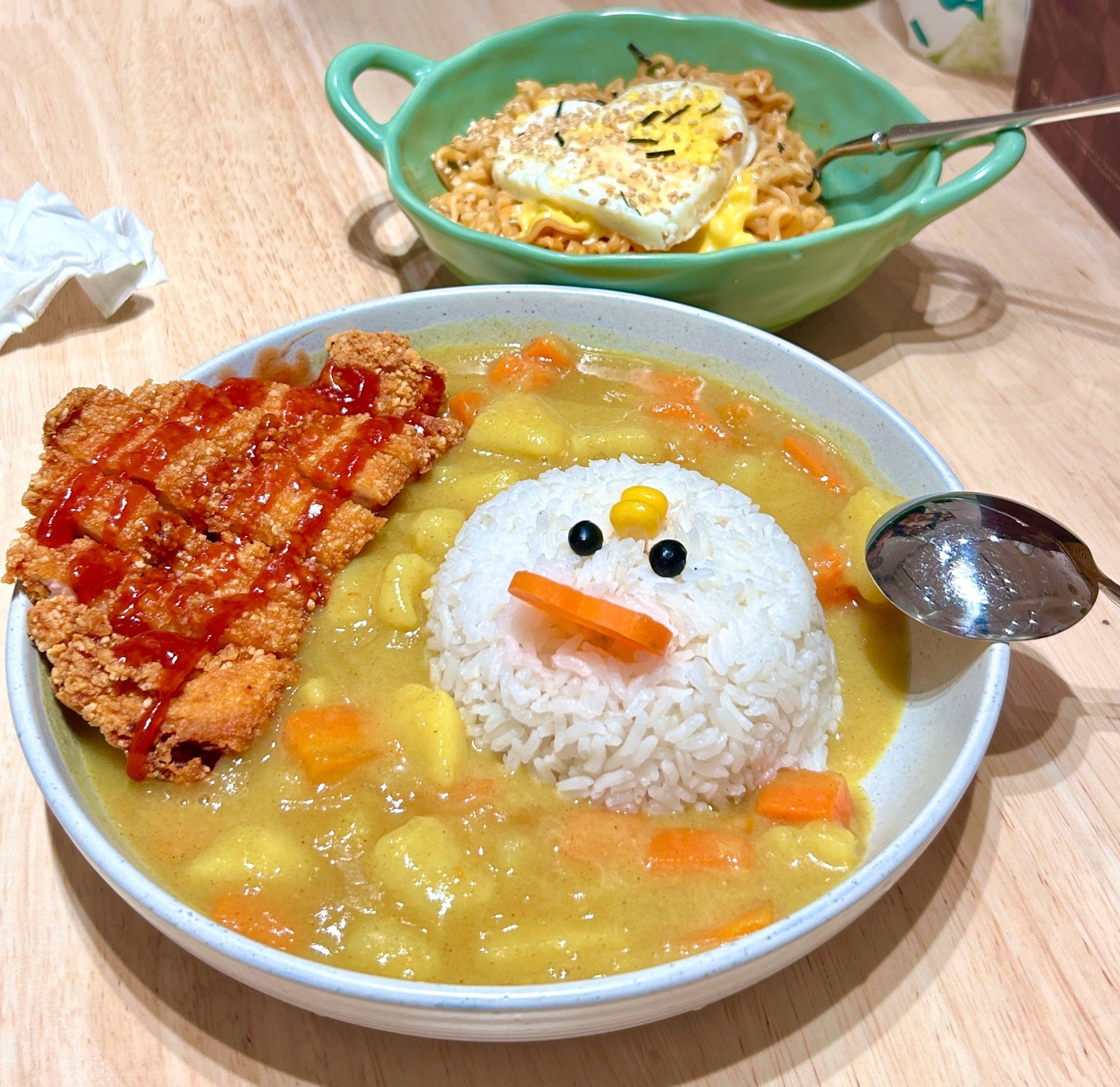 n味道确实味道不错,尤其是小甜品好看好吃,炸鸡肉嫩,摆盘也好看
