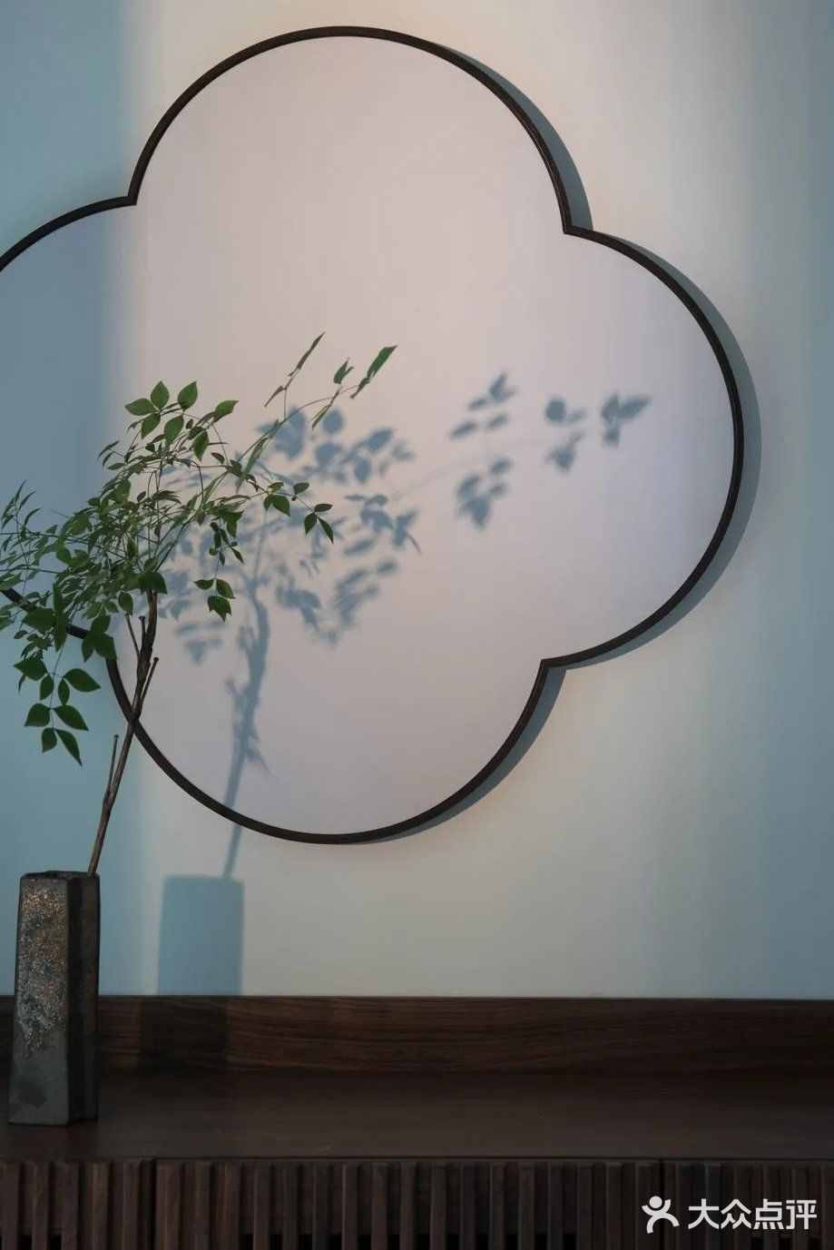 40岁大叔把客厅去掉，装修成极简新中式，新家静谧又美好，喜欢