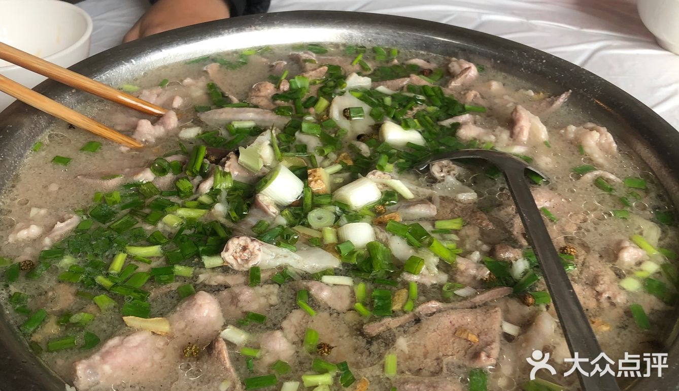 到德感已经是中午1点多了路过此店刨猪汤清汤的