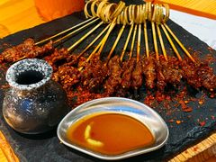 -何师烧烤·小龙虾·江湖川菜·精酿啤酒(成温店)