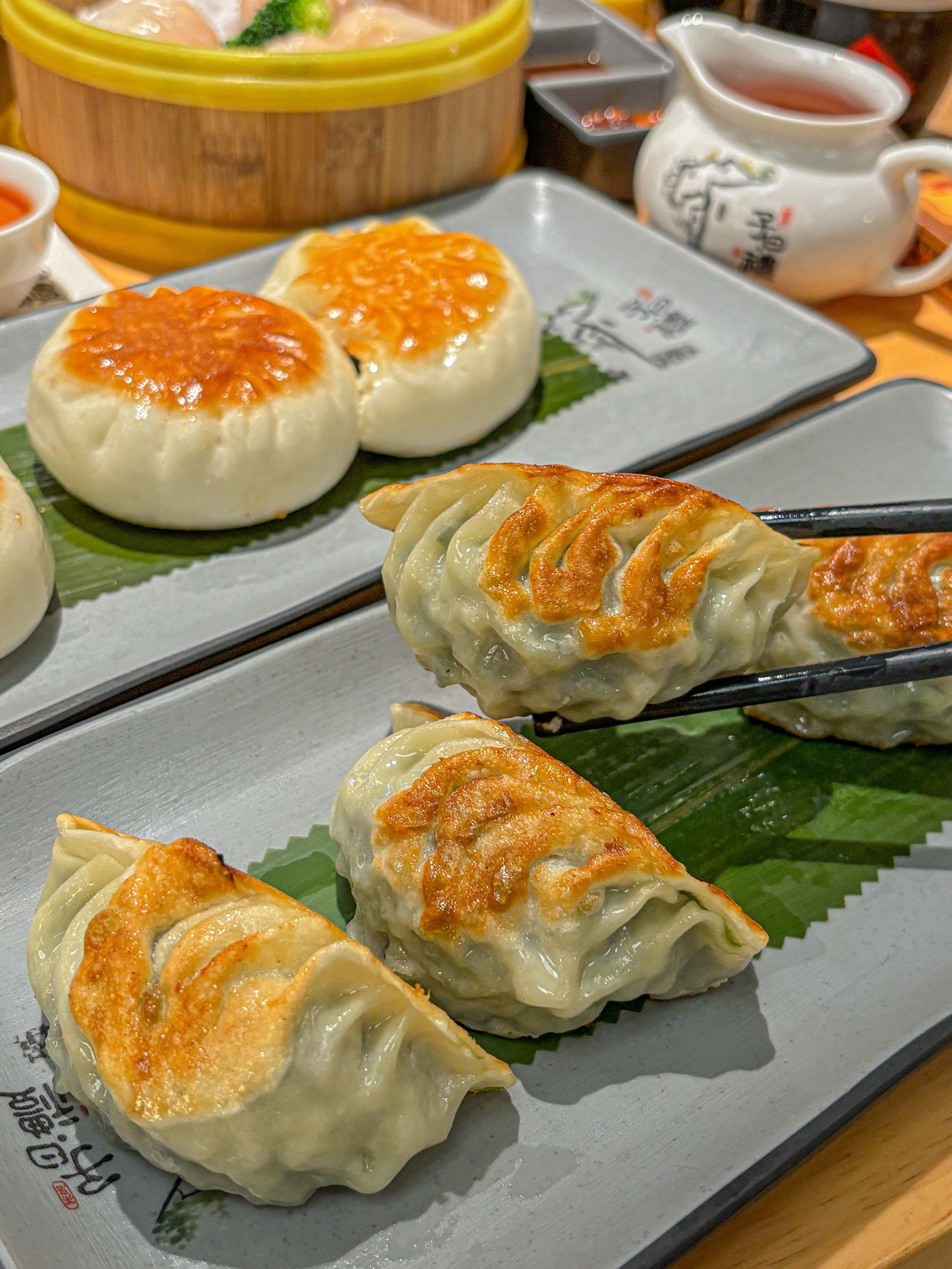 人都会去吃的一家茶楼

「子曰礼古法煎韭菜饺」
好大一个饺子
