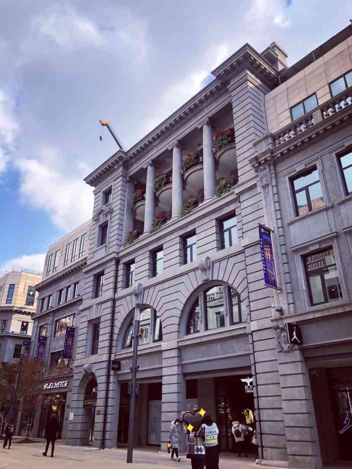 美伦大厦-"这栋楼在南京东路江西中路路口处,看牌子还.