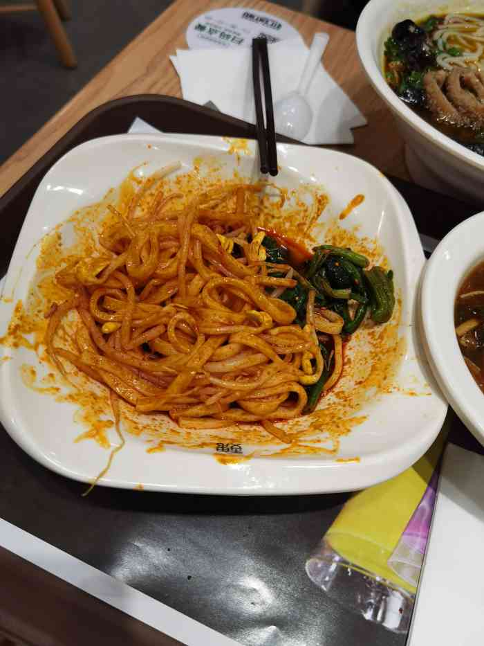 魏家凉皮(八大里店)-"卤肉饭:普通便当的味道,不是太推荐,味道.